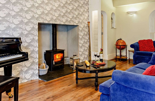 PENDENNIS HOUSE, pet friendly, character holiday cottage in Falmouth