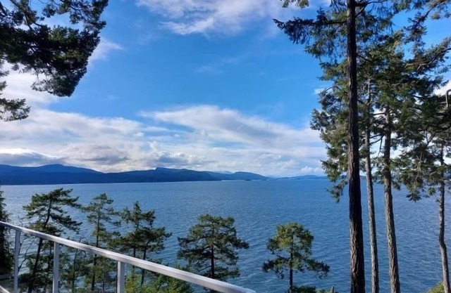 Pender Island Oceanfront House on Orca Highway with Hot Tub - Sleeps 6
