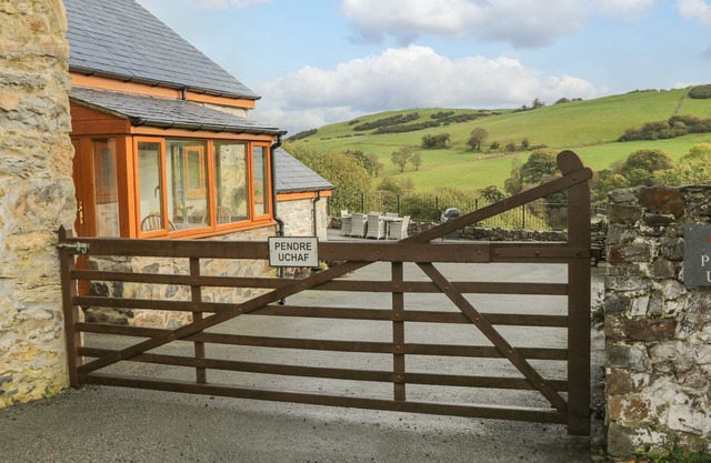 PENDRE UCHAF, pet friendly, character holiday cottage in Melin-Y-Wig