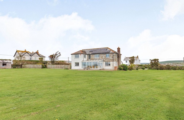 PENHALLICK HOUSE, pet friendly, with a garden in Tintagel