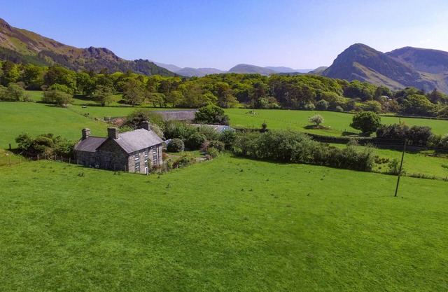 PENIARTH GANOL, pet friendly, character holiday cottage in Tywyn