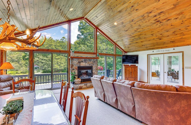 Pennsylvania Cabin Hideaway: Hot Tub & Deck!