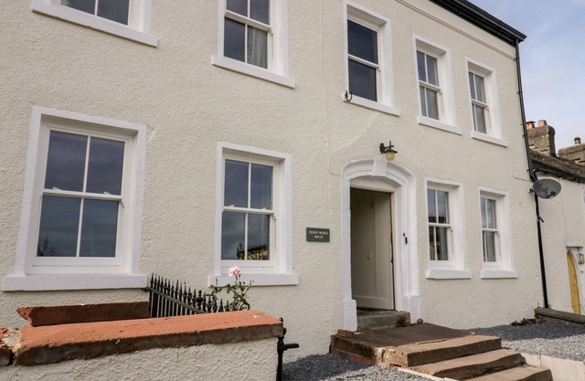 PENNY BRIDGE HOUSE, pet friendly, with open fire in Ulverston