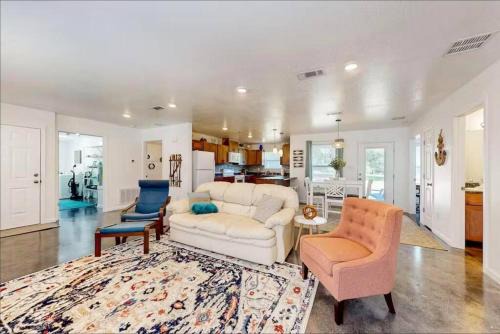 Pensacola Coastal Retreat Near UWF Family-friendly