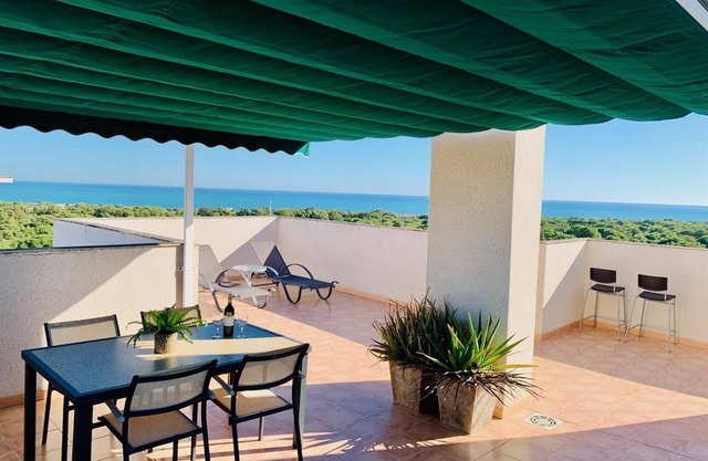 Penthouse with Stunning Sea and Mountain Views, Shared Pool & Wi-Fi