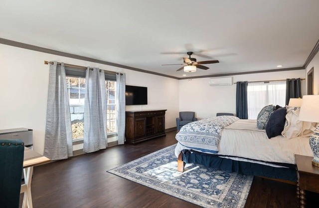 Penthouse on Main KingBed+Shops&Eats|WiFi