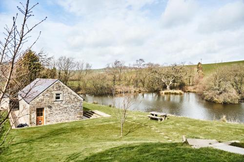 Penuwch Boathouse- Lakeside rural cottage ideal for families with indoor heated pool