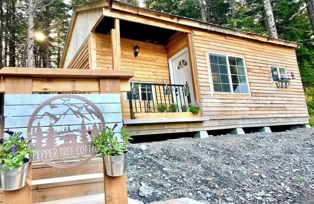 Pepper Tree Cottage - Breakfast Included