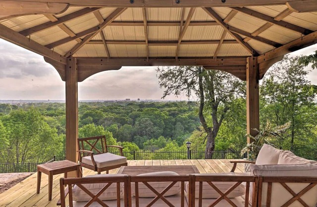 Perched atop a bluff overlooking the expansive views! Near Stockyards, Dickies