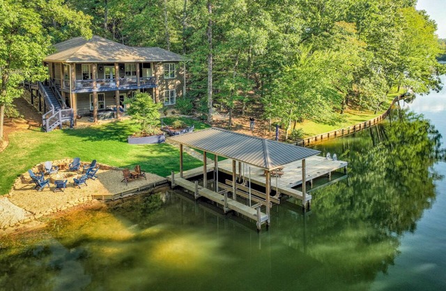 Perfect 4 Families w/2 Masters, Hot-tub + Game Room, Private Dock & Beach Area!