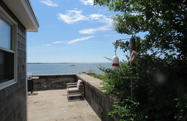 Perfect bay side Beach cottage right on the beach