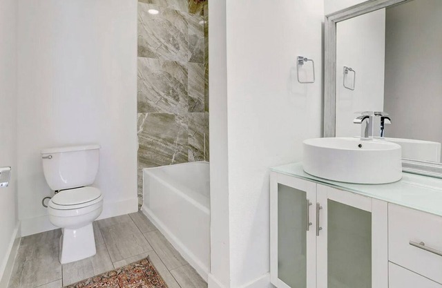 Perfect Central Austin Location - Mid-Century Modern Comfort