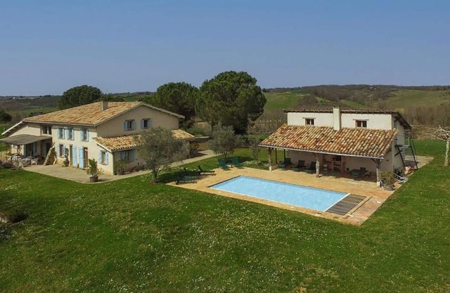 Perfect Countryside Retreat, Private Heated Pool & Panoramic Views - 5mins from Monclar-de-Quercy!