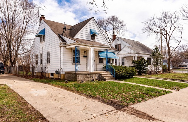 PERFECT FOR A LONG TIME STAY | 3 bdroom, sleeps 15 + dinning room