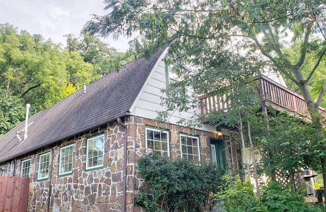 Perfect for big groups, Former Bed and Breakfast in Charming Old Converted Barn!