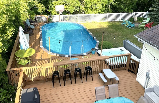 Perfect for Family - HEATED POOL thru early Oct, WALK to Downtown/Beach, HOT TUB