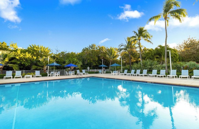 Perfect for Groups! 2 Units with Ocean View, Full Kitchens, Outdoor Pool!