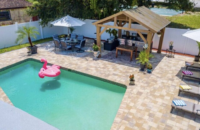 PERFECT GETAWAY FOR FAMILY REUNIONS , WEDDINGS, ESPORTS TEAMS! HEATED POOL!