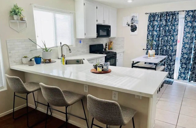 Perfect Las Vegas getaway. 12 minutes to the strip. 2 bedrooms. All amenities