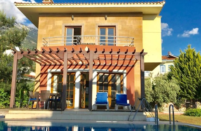 Perfect location 2 minutes to all amenities, bars/bus/restaurants and shops.