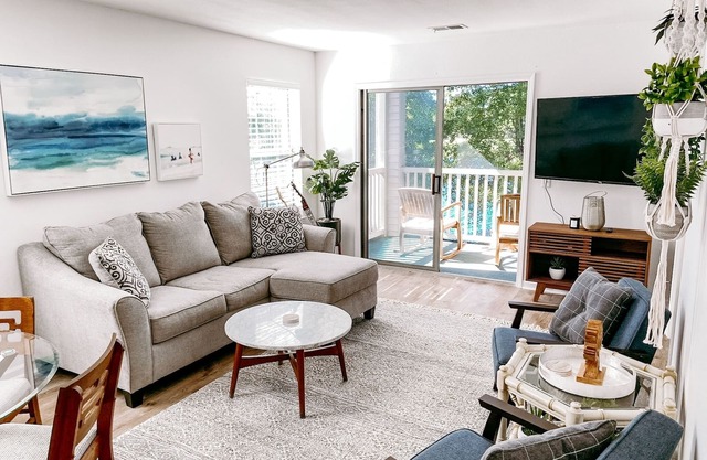 Perfect Year-Round! 2nd floor golf course condo, pool & hot tub, close to beach