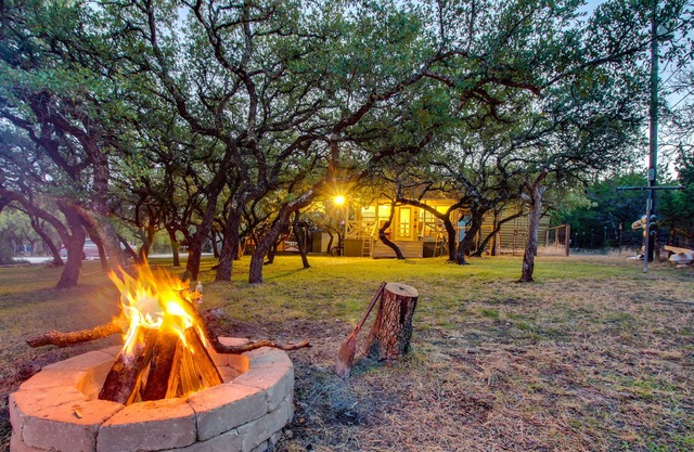 Perfectly decorated, dog-friendly cabin with community pool and hot tub
