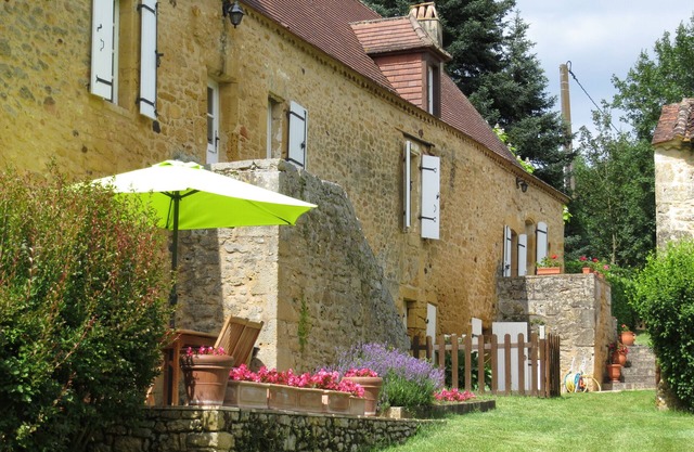 Perigordian house in a quiet hamlet with a swimming pool