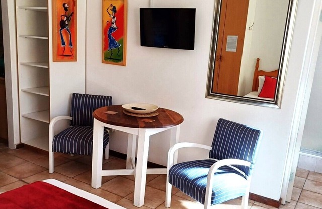 PERIWINKLE 5: Bachelors apartment, own BBQ area, near BEACH and SHOPS