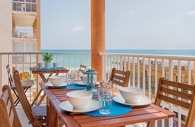 Pet Friendly 'Seaview modern Beach Apartment' with Garden & Wi-Fi