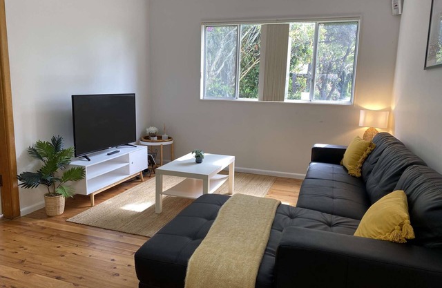 Pet Friendly - 250m From the Beach.
