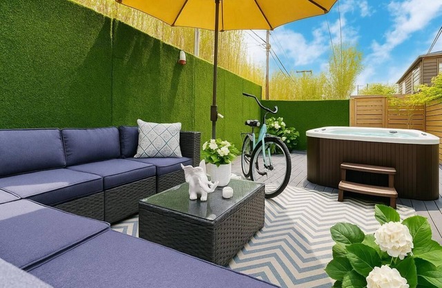 Pet Friendly 4BR 2 bath w/New Hot Tub and Huge Deck in Ocean Beach near Seaview