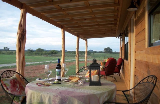 Pet-friendly cabin perfect for romance, friends or families-8 Min to FBG