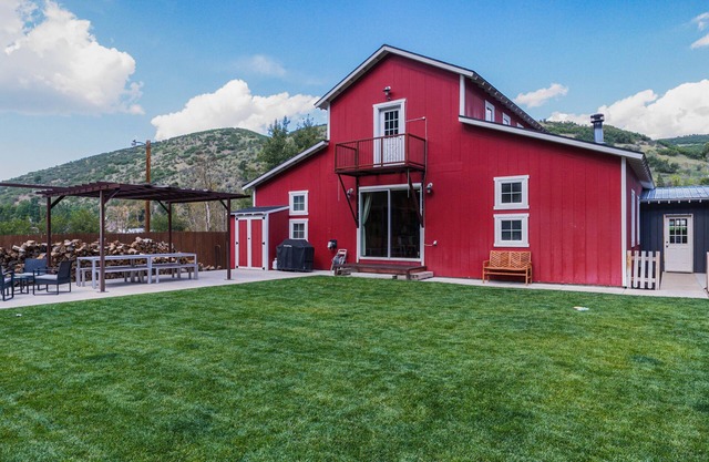 Pet-friendly cabin with theater, fire pit, spa, sauna, game room and playground