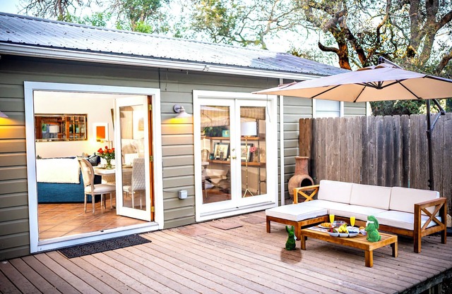 Pet-Friendly Chic SoCo Bungalow with yard, w/d, full kitchen