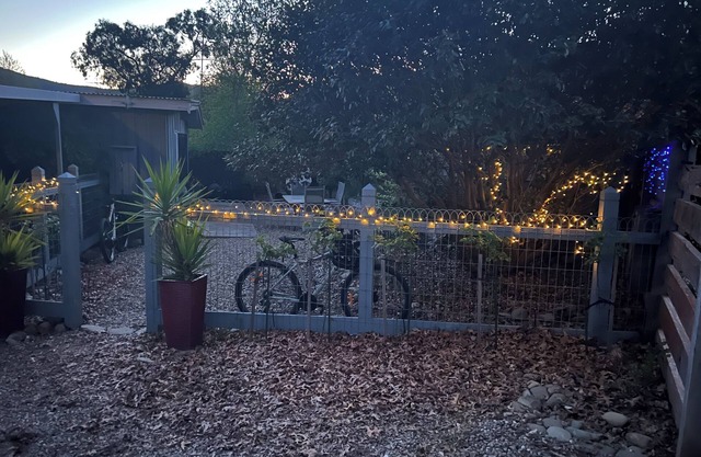 Pet friendly cottage in the heart of Bright. Park the car and walk everywhere!