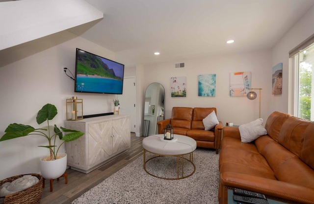 Pet-Friendly Entire Home in Oceanside between Beach & San Diego theme parks!
