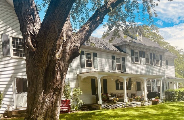 Pet friendly, Family Homestead 1 hr from the coast!