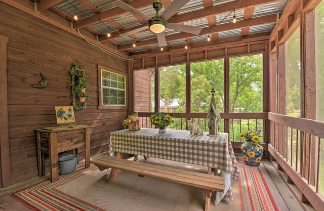 Pet-Friendly Glen Rose Retreat w/ Screened Deck!