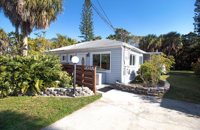 Pet Friendly Home, Pool and Close to Beach! - Stones Throw