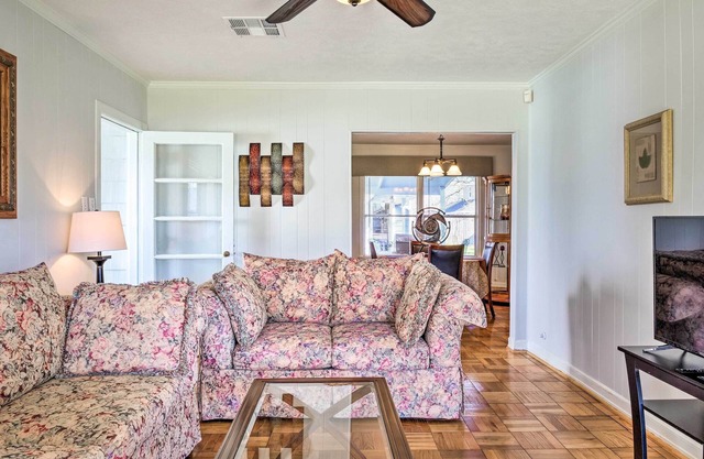 Pet-Friendly Home w/Patio - 3 Mi to Houston Zoo!