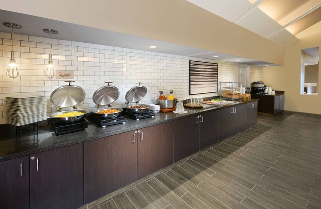 Pet-friendly Hotel Near Cotton Bowl Stadium! FREE Parking, Pool, Tennis Court!