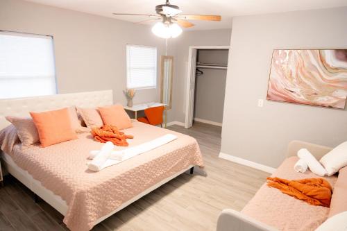 Pet-friendly Lakeland Stay King Bed Cozy Court