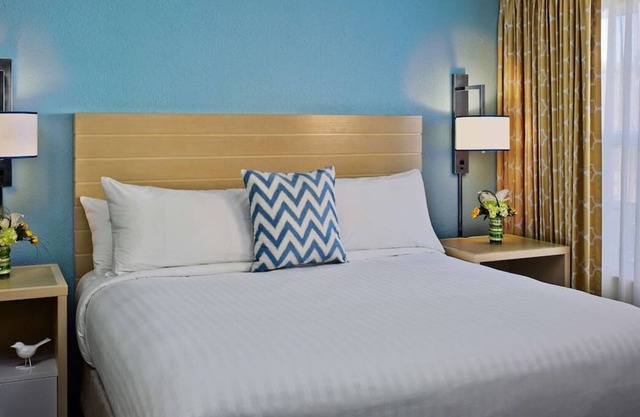 Pet-Friendly Lodging! FREE Breakfast and Parking Near Johnson Space Center!