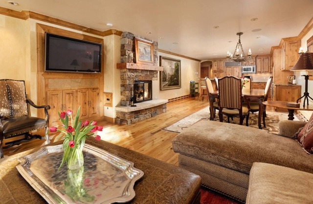 Pet Friendly & Luxurious 3 bedroom Aspen Condo