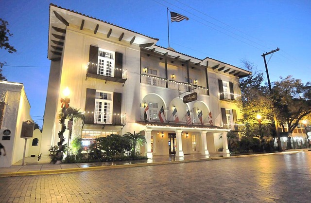 Pet-Friendly Modern Stay in Laredo’s Historic Heart | Pool & Gym Access