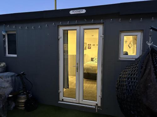 Pet-Friendly Open Plan Cabin in Dublin Sleeps 2