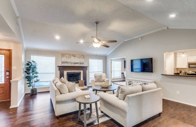 Pet-friendly SFH across the street from park & playground