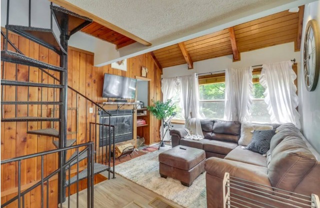 Pet-Friendly Shenandoah Valley Cabin w/Hot Tub, Pool & Lake Access, Near Bryce