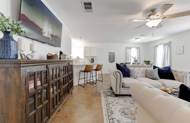 PET/KID Friendly! Farmhouse Charmer! 20 mins to DT Austin!