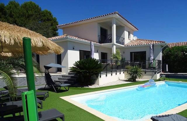 PEZENAS, Spacious villa, private heated pool, quiet location, close to all amenities.